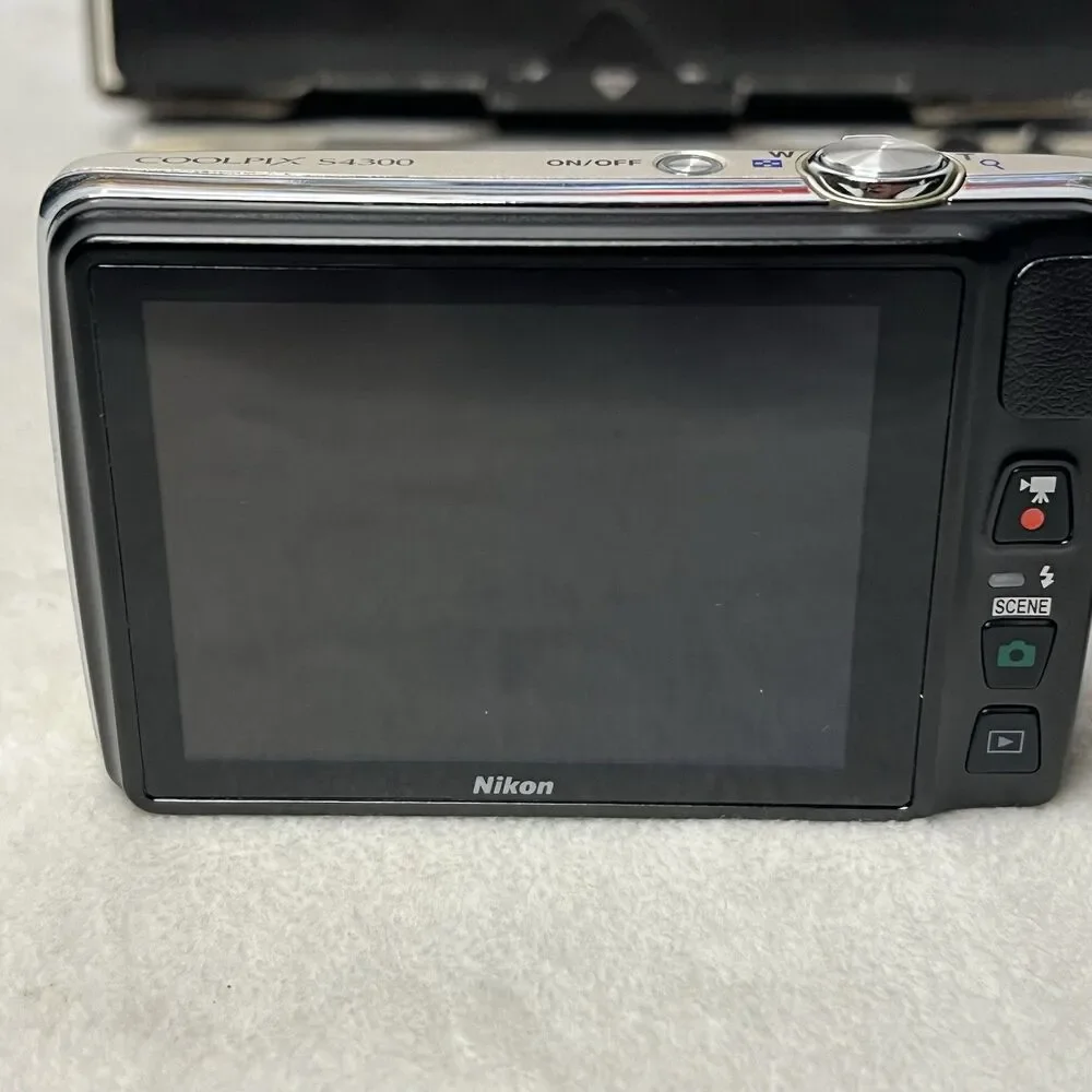 Nikon Coolpix S4300 16.0MP Compact Digital Camera Silver w/6x Zoom Case With Box